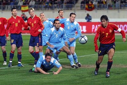 Raúl trata de rematar ante Torres y cuatro jugadores de San Marino durante el partido de ayer. Detrás, Marchena.