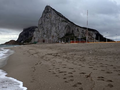 Gibraltar visto desde la playa de La Atunara, en La Línea de la Concepción.