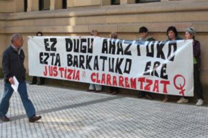 Un grupo de personas se manifesta en la Audiencia Provincial de Gipuzkoa en recuerdo de Clara Rangel.