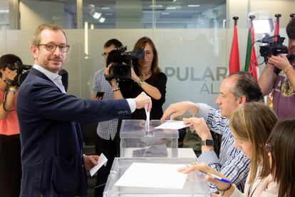 El Vicesecretario general de Acción Sectorial del Partido Popular, Javier Maroto, vota en la sede del PP de Vitoria en las primarias del partido. 