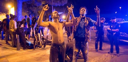 Inmigrantes subsaharianos celebran su llegada a Ceuta tras cruzar ilegalmente la frontera.