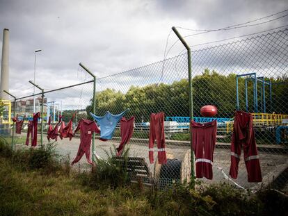 Ropa de trabajadores colgada en la valla del complejo térmico de Endesa en señal de protesta.