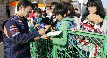 Dani Pedrosa firma aut&oacute;grafos este viernes, antes del accidente en Jap&oacute;n