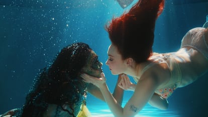 Mika Leshä y Chappell Roan en el video de 'Casual', dirigido por Hadley Hillel. 