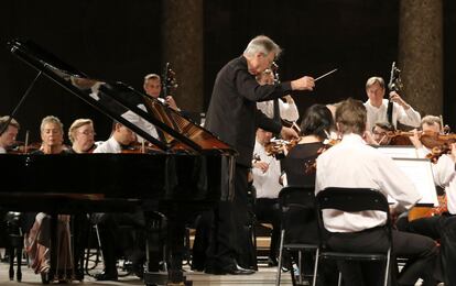 Un momento de la actuación de la London Symphony Orchestra dirigida por John Eliot Gardiner en el Palacio de Carlos V de la Alhambra.
