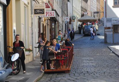 Terraza de un bar situada en la calzada en Zagreb (Croacia). Samir Awad Núñez