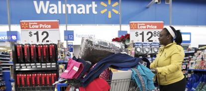 Una mujer compra en un supermercado Walmart en Chicago (EE UU).