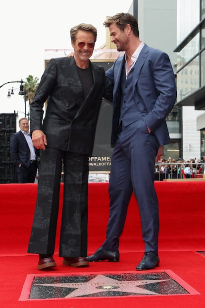 Los actores Chris Hemsworth y Robert Downey Jr., en la inaguración de la estrella del primero en el Paseo de la Fama de Hollywood, 23 de mayo de 2024. 