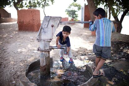 En India están por todas partes, desde las zonas rurales más remotas hasta las grandes ciudades como Agra o Delhi. Aún hoy es el punto de recogida de agua segura para millones de personas en este y otros países del mundo. De hecho, la India Mark II (y su sucesora Mark III) es la bomba de propulsión de agua manual más usada en el planeta. Niños y mujeres, principalmente, se congregan a su alrededor, y llegado su turno accionan la palanca una y otra vez con fuerza para llenar las garrafas que llevarán a casa. Su origen se remonta al verano de 1967.