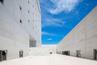 En 2001, Alberto Campo Baeza, premio Nacional de Arquitectura, diseñó la sede central de Caja Granada (hoy Bankia), con su enorme patio cubierto en la imagen, el acceso al patio). “Es uno de los mejores edificios corporativos de todos los tiempos”, proclama. Tanto que sus propietarios ofrecen <a href="https://www.cajagranadafundacion.es/visitas-arquitectonicas/" target="_blank">visitas arquitectónicas guiadas</a>.