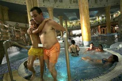 El balneario de agua marina de Marina d'Or, uno de los ganchos de este complejo vacacional de Oropesa del Mar, encuentra su hora punta a partir de las 19.30, con la tarifa de oferta.