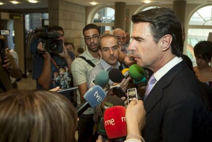 José Manuel Soria, rodeado de periodistas a su llegada ayer al Parlamento canario.