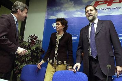 Ángel Acebes, María San Gil y Mariano Rajoy, tras la reunión del comité ejecutivo del PP guipuzcoano.
