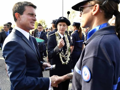 Manuel Valls en una ceremonia de promoci&oacute;n de carceleros