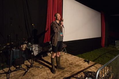 Tilda Swinton presentó el pasado domingo un pase de la película 'Buscando a Dory' en el Pilton Palais, durante el Festival de Glastonbury. 