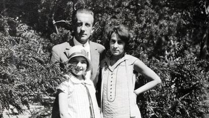 C&eacute;cile con Paul &Eacute;luard, su padre, y Gala, su madre.