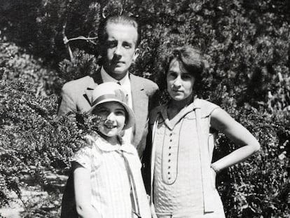 C&eacute;cile con Paul &Eacute;luard, su padre, y Gala, su madre.