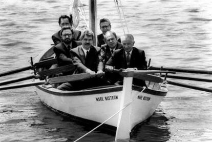 De izquierda a derecha y de delante atrás, Pasqual Maragall (entonces, alcalde de Barcelona), Juan Antonio Samaranch, Narcís Serra (vicepresidente del Gobierno), Jordi Pujol (presidente de la Generalitat), Carlos Ferrer Salat (presidente del Comité Olímpico Español) y Josep Miquel Abad (consejero delegado del comité organizador de los Juegos), en el puerto Olímpico de Barcelona en 1992.