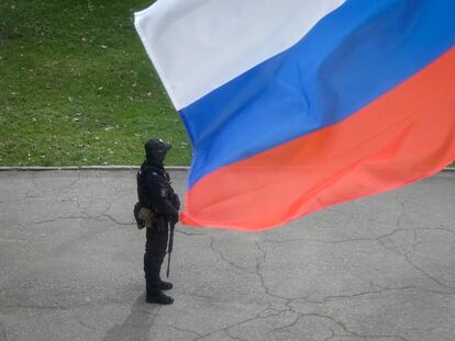 Un policía del Ministerio de Asuntos Internos ruso hacía guardia en una sede de votación en Lugansk, el 27 de septiembre, durante uno de los referéndums ilegales.