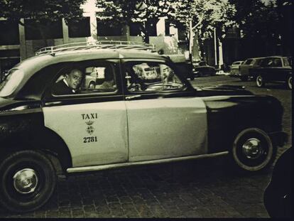 Dal&iacute; en un taxi de Barcelona, en una fotograf&iacute;a sin fecha precisa ni autor conocido.