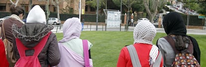 Cuatro de las alumnas que han acudido al Instituto Camilo José Cela con velo en apoyo a su compañera.