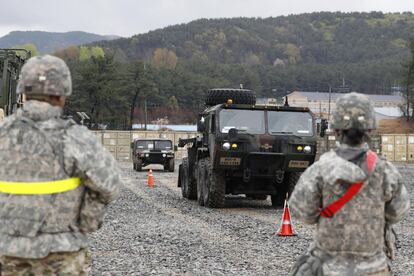 Estados Unidos y Corea del Sur ya desarrollan maniobras militares anuales en la zona, una circunstancia que suele agravar las tensiones cada abril, cuando Corea del Norte conmemora aniversario del nacimiento del fundador del régimen. Pyongyang percibe esos ejercicios como preparativos para invadir su territorio. En la imagen, marines estadounidenses participan en unas maniobras en Pohang a unos 360km de Seúl (Corea del Sur).