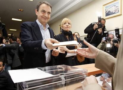 El presidente del Gobierno y candidato socialista a la Presidencia del Gobierno, José Luis Rodríguez Zapatero, junto a su esposa Sonsoles Espinosa, vota en el Colegio Nuestra Señora del Buen Consejo de Madrid poco después de las 10.30 de la mañana.