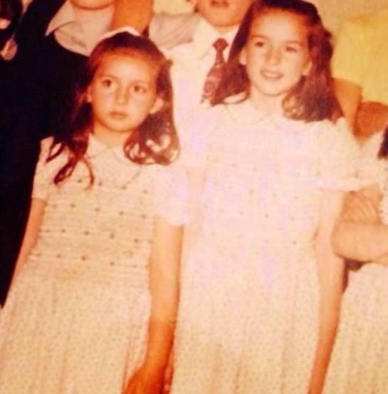 Cristina Pérez, a la izquierda, junto a su hermana Ana, durante el día de su comunión en la parroquia del Colegio Santa María del Pilar, en los setenta.