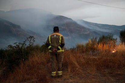 Un bombero forestal observa el paisaje del incendio en A Pobra do Brollón (Galicia), este martes. 