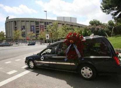 El coche fúnebre pasa junto al Camp Nou.