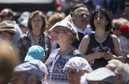 Una mujer se protege del sol en la Pradera de San Isidro.