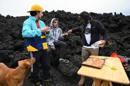 Al inicio, David horneaba en pequeñas cavernas que encontraba en las piedras, pero en las últimas semanas pasó a cocinar en la lava en movimiento al abrirse una nueva grieta del volcán por la fuerte actividad eruptiva que mantiene la montaña desde febrero.