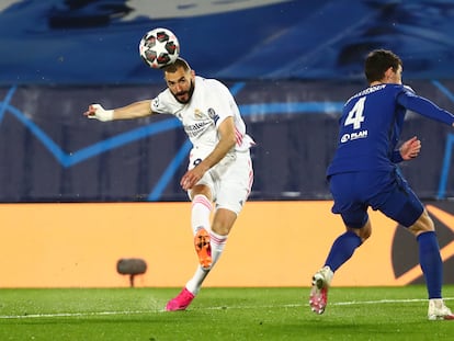 Benzema lanza ante Christensen en el Real Madrid-Chelsea de la ida de las semifinales de la Champions.