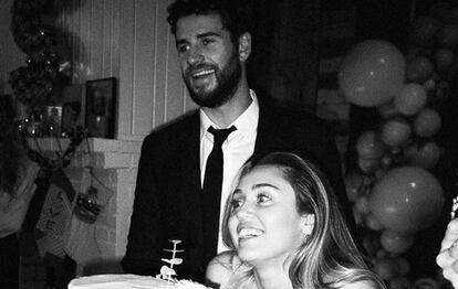 Miley Cyrus y Liam Hemsworth, el día de su boda, en una imagen distribuida por la cantante en su cuenta de Instagram.