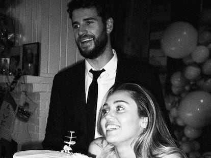 Miley Cyrus y Liam Hemsworth, el día de su boda, en una imagen distribuida por la cantante en su cuenta de Instagram.