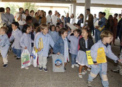 Un grupo de niños en su primer día de colegio en Logroño.