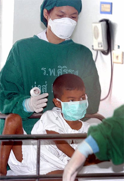 El niño tailandés de siete años Ronarit Benpad, que sufre la gripe aviar, descansa en un hospital de Bangkok.
