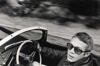 No se logra el apodo del 'King of Cool' sólo por conducir un buen bólido (aunque daño tampoco hace). Con unos orígenes más que atribulados en Misouri, con frecuentes visitas al reformatorio, McQueen tenía esa elegancia algo enturbiada del adolescente problemático. Su pasión por los deportes sobre ruedas tiene que ver con la obsesión por el motor de las subculturas (las Harley de los Ángeles del Infierno, versos como “Mi amor es más grande que un Cadillac, de Buddy Holy). Como buen chico de origen dudoso, se chiflaba por esos objetos de consumo que en manos de según quién son una conquista de estatus, del Porsche 911 al Dodge Changer 440 Magnum.