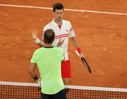 Djokovic saluda a Nadal tas finalizar el partido de semifinales masculino de Roland Garros en París.