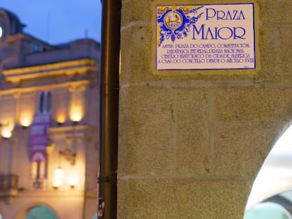 Placa de la Praza Maior, con el Ayuntamiento al fondo