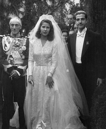 Fotografía de archivo, tomada el 12/10/1947, de la Duquesa de Alba, Cayetana Fitz-James Stuart y Silva, con Luis Martínez de Irujo y Artacoz, hijo de los duques de Sotomayor, el día de su boda en la Catedral de Sevilla.