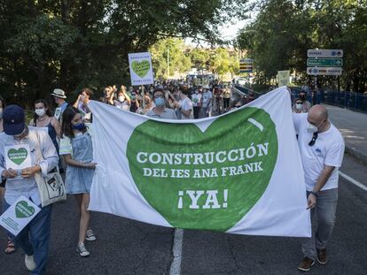 Protesta en Aravaca (Madrid) por el retraso en la construcción del instituto público Ana Frank, este lunes.
