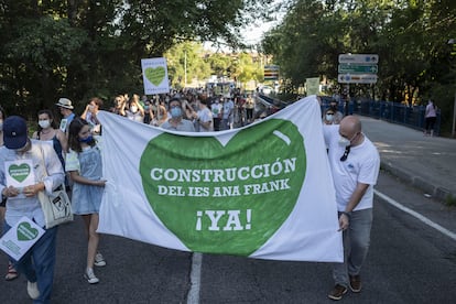 Protesta en Aravaca (Madrid) por el retraso en la construcción del instituto público Ana Frank, este lunes.