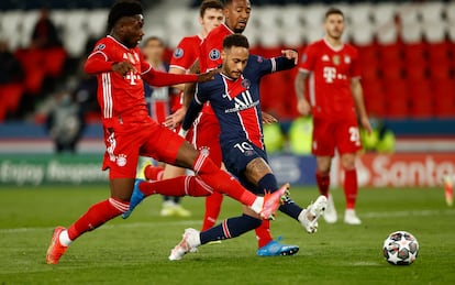 Neymar dispara ante Davis y Boateng durante el partido en el Parque de los Príncipes.