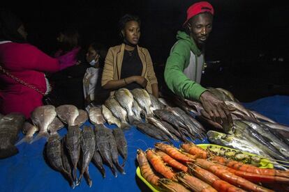 Aminata y sus amigas seleccionan las piezas de pescado que quieren cenar en la playa de Fann Hock, un barrio céntrico cercano a la universidad. A 200 metros del mercado de pescado de Soumbedioune, los puestos se instalan para ofrecer género fresco cocinado a la brasa en terrazas improvisadas en la playa.