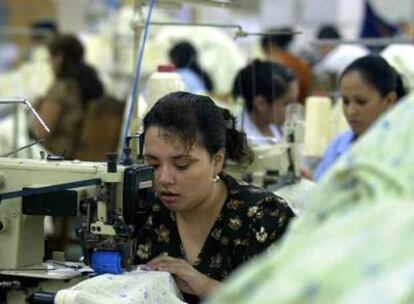 Una trabajadora cose un pijama en la fábrica Confecciones del Valle, cerca de San Salvador.