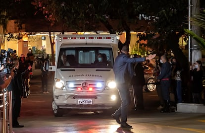 Ambulância com o presidente Jair Bolsonaro chega ao hospital Vila Nova Star, em São Paulo, na noite desta quarta.