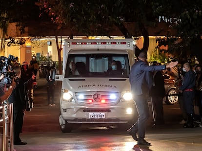 Ambulância com o presidente Jair Bolsonaro chega ao hospital Vila Nova Star, em São Paulo, na noite desta quarta.