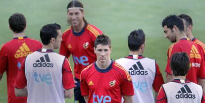 Fernando Torres, de cara, junto a algunos compañeros de la selección.