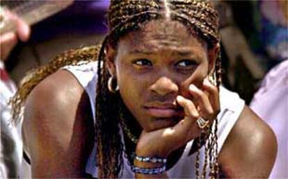 La tenista estadounidense Serena Williams, durante un partido de su hermana Venus en agosto de 2000.